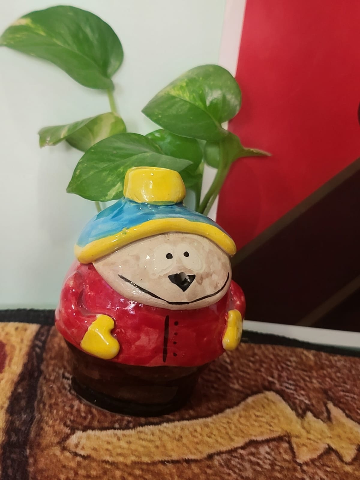 Pieza de cerámica artesanal pintada a mano